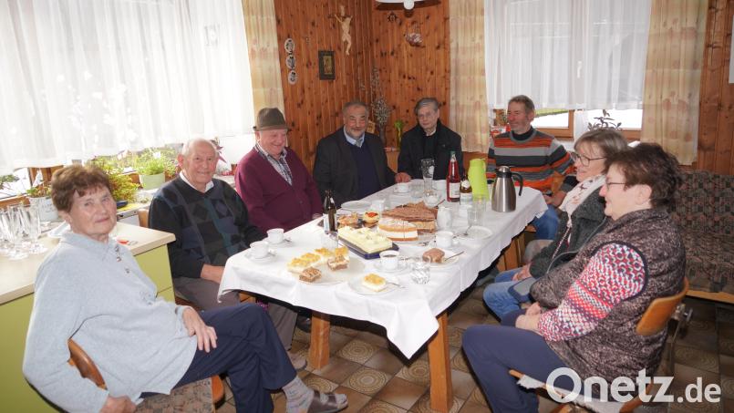 Am großen Küchentisch am Hanssimmer-Hof in Spielberg sitzen die Gratulanten, um Georg Meckl (Zweiter von links) zum 90. Geburtstag alles Gute zu wünschen. Bild: fvo