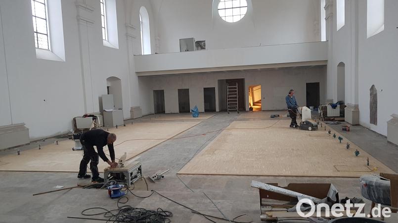 Derzeit verlegen Arbeiter in der Pfarrkirche den Parkettboden. Bild: gi
