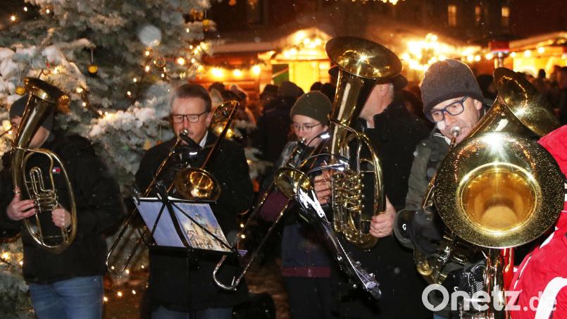 Der Evangelische Posauenchor spielt beim Adventsmarkt der Flosser Frauenunion weihnachtliche Weisen. Bild: Landgraf/exb