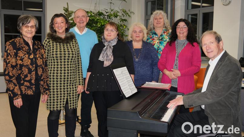 Die &quot;Sonntagsdichter&quot; gestaltet mit Ingeborg Baier, Helga Kuttner, Fritz Buchfink, Christine Voigt, Hildegard Heller, Lorna Simone Baier, Lisa Neumeier und Hans Lehminger (von links) die Adventslesung in Wackersdorf. Bild: Hirsch
