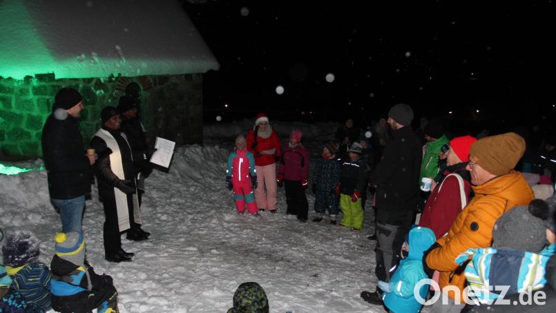 Pfarrer John Subash Vincent (Zweiter von links) und Pfarrvikar Amaidhi Arasu Kulandaisamy (rechts daneben) stimmen in einer Andacht auf den Besuch des heiligen Nikolaus ein. Bild: pi