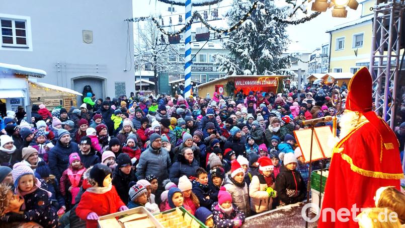 Sankt Nikolaus war auch heuer wieder ein Besuchermagnet beim Christkindlmarkt Oberviechtach, als er zusammen mit einer Engelschar 500 Päckchen an die Kinder verteilte. Bild: lg