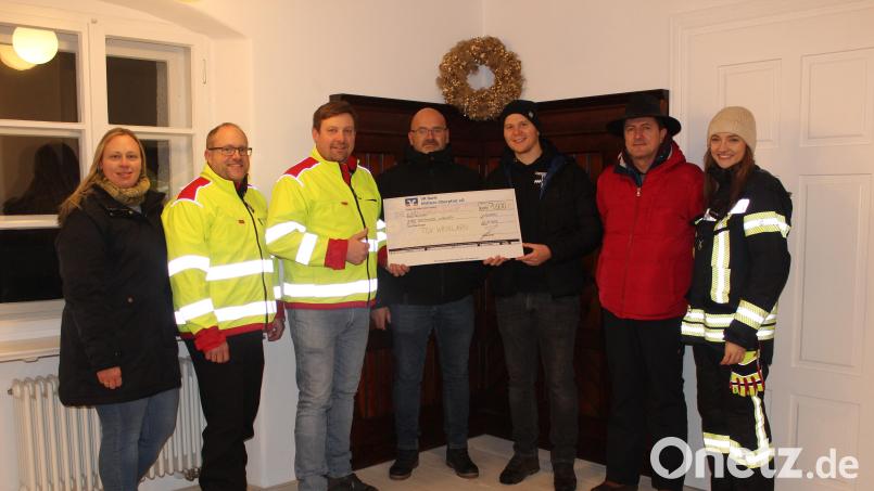 Spendenübergabe mit Sonja Lingl (TSV-Wintersport, von links), Stephan Pregler und Stephan Killermann (First-Responder), Christian Bronold und Tobias Zinkl (Abteilungsleiter Fußball), Vorstand Hauptverein Stefan Just sowie Verena Nesner (FFW Winklarn). Bild: Niebauer/exb