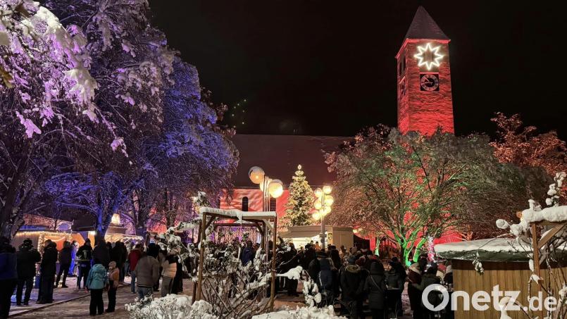 Traumhaft die farbenfrohe Kulisse vor Kirche und Rathaus: Hier hat der Schwarzenfelder Weihnachtsmarkt seinen ganz besonderen Charme. Bild: mab