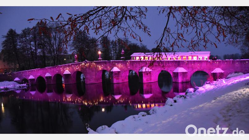 Immer wieder blieben die Besucher des Weihnachtsmarktes am Fischhofpark in Tirschenreuth stehen, um sich diese zauberhafte Kulisse anzuschauen. Bild: ubb