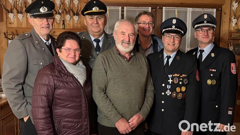 Abordnungen von Feuerwehr, Soldaten- und Kriegerkameradschaft und der Pfarrei St. Nikolaus gratulierten Michael Weiß (Mitte) zum 75. Geburtstag und wünschten weiterhin alles Gute. Bild: Weiß/exb