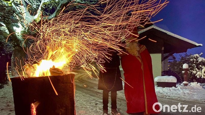 Die Funken sprühten, als der Nikolaus mit dem Knecht Rupprecht im Oberland auftauchte. Bild: gri