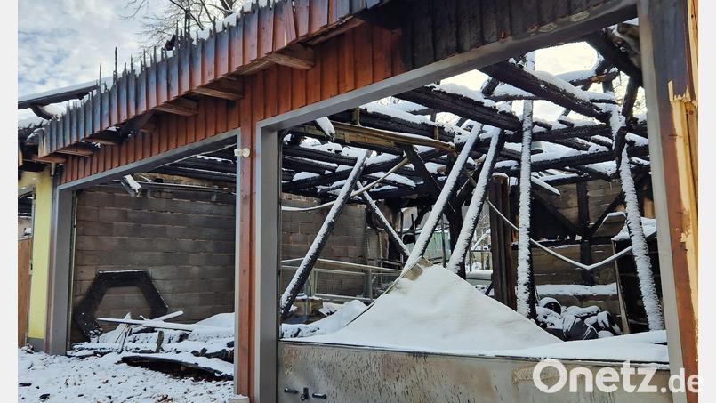 Nach einem Brand in Schwarzberg Anfang des Monats waren einige Gebäude auf dem früheren Bauernhof nur noch Ruinen. Bild: Thomas Dobler