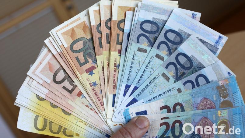 Ein Mann will in einem Weidener Fachmarkt mit einem wohl gefälschten 20-Euro-Schein bezahlen. Die Polizei ermittelt. Symbolbild: Bernd Wüstneck/zb/dpa