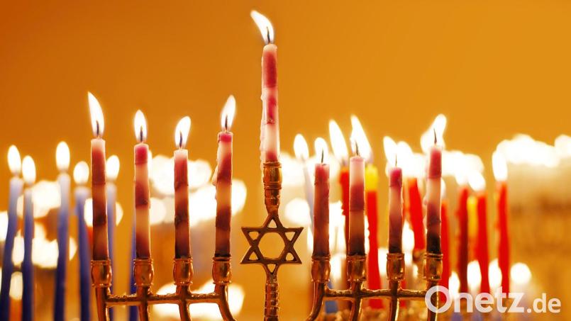 Neun Kerzen haben auf dem typischen Chanukka-Leuchter-Platz. Ab 7. Dezember wird jeden Tag eine weitere entzündet. In Regensburg gibt es zum Auftakt des Festes ein Zeichen der Solidarität. Symbolbild: iStockphoto.com/blueenayim