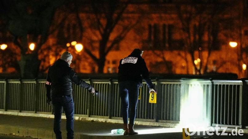 Forensiker der Polizei sind am Tatort einer Messerstecherei im Einsatz. Ein mutmaßlicher Islamist hat in Paris einen deutschen Touristen getötet. Bild: Dimitar Dilkoff/AFP/dpa
