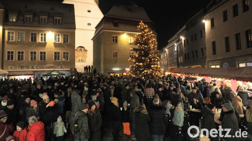 Zwischen dem Weihnachtsbaum und den Ständen herrschte dichtes Gedränge auf dem Marktplatz in Auerbach. Bild: Klaus Trenz
