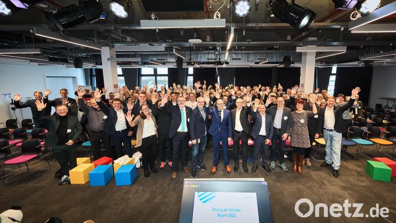 Gruppenbild der anwesenden Schulen sowie der politischen und wirtschaftlichen Vertreter. Bild: Fabian Vogl