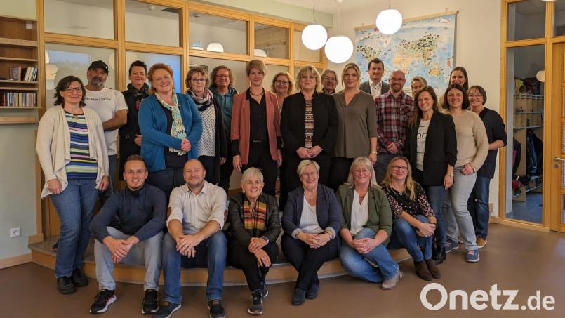 Akteure des Lokalen Bündnisses besuchen das Landkinderhaus in Trausnitz mit Bürgermeister Martin Schwandner (dritte Reihe rechts). Bild: Susanne Ernst/exb