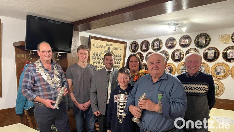 Königsproklamation des Schützenvereins Eichenlaub Großenfalz mit (von links) Jan Rubenbauer, Johannes Niebler, Martin Pickel, Ludwig Pirner, Sandra Sperber, Manfred Pirner und Bernd Rösch. Bild: Julia Nitzbon/exb