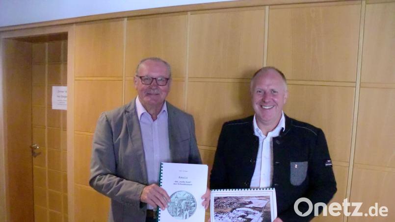 Schnaittenbachs Bürgermeister Marcus Eichenmüller (rechts) freut sich über das interessante Büchlein des Hobbychronisten Hans Grieger, mit dem die Kaolingeschichte Kick für die Nachwelt lebendig gehalten wird. Er versichert, dass das Werk einen besonderen Platz im Stadtarchiv von Schnaittenbach finden wird. Bild: sh