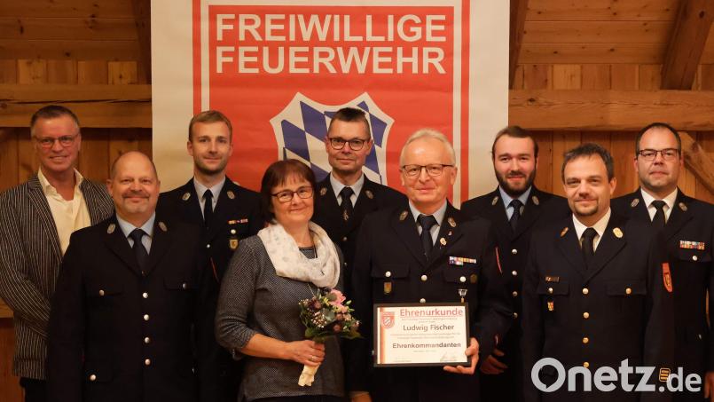 Die Feuerwehr Steiningloh-Urspring würdigte die großen Verdienste von Ludwig Fischer mit der Ernennung zum Ehrenkommandanten. (von links): Bürgermeister Herrmann Falk, stellvertretender Vorsitzender Michael Schulze, Vorsitzender Michael Pfab, Hedwig Fischer, Kommandant Josef Giehrl, Ehrenkommandant Ludwig Fischer, stellvertretender Kommandant Quirin Stauber, Kreisbrandinspektor Michael Iberer und Kreisbrandmeister Marco Weiß . Bild: u