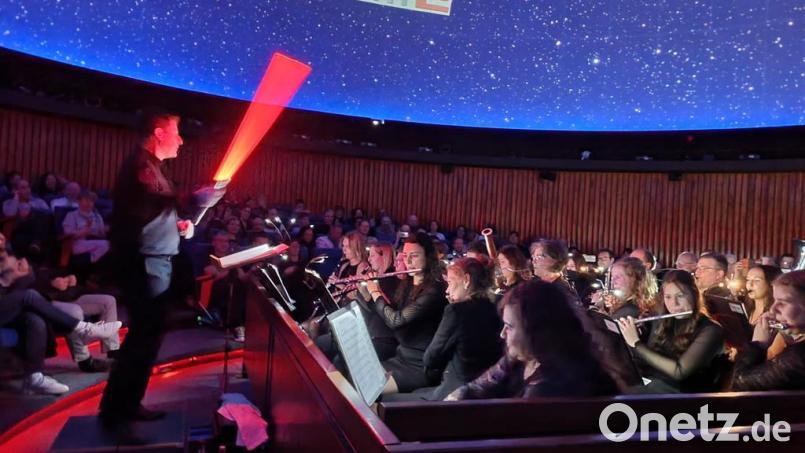 Ein ungewöhnlicher Konzertort für die Neunburger Stadtkapelle: Die Sternenkuppel des Planetariums Nürnberg. Bild: Stefan Seitz/exb