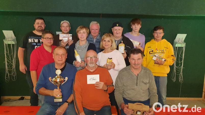 Die Gewinner des O'Schnitt-Schießens (von links): Markus König, Sonja König, Manuel Bauer, Sabine Gruber, Karl Schedl, Edda Punzmann, Peter Kulikow, Oliver Schedl und Tobias König. Vorne sitzen von links nach rechts Günther Liebs, Karl Helgert und Rudi Kreuzer. Bild: tok