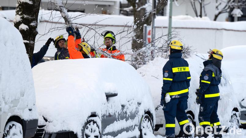Schnee und Eis haben im Süden Bayerns auf den Straßen und bei der Bahn für Chaos gesorgt. 785 Mal rückten die Einsatzkräfte am Wochenende aus. Bild: Sven Hoppe /exb