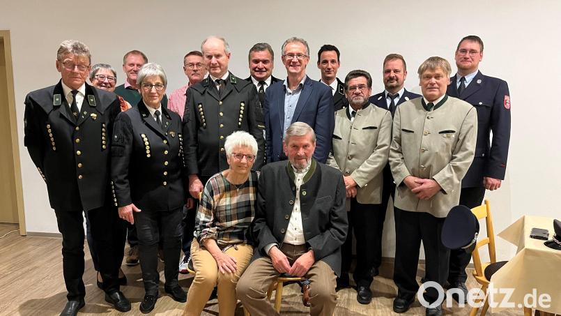Seinen 80. Geburtstag feiert Alois Singer (sitzend mit Ehefrau Ingrid) aus Altfalter mit zahlreichen Gästen. Neben Vereinen gratuliert namens der Gemeinde Schwarzach auch Bürgermeister Franz Grabinger (stehend, Sechster von rechts). Bild: Diana Kraus/exb