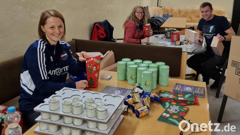 Viele Hände, schnelles Ende, so ein Sprichwort. Bei „Hilfe für Anja“ funktioniert das Bestens. Viele fleißige Helfer bestücken bereits den Adventszauber. Bild: exb; Hilfe für Anja/Michael Sporrer