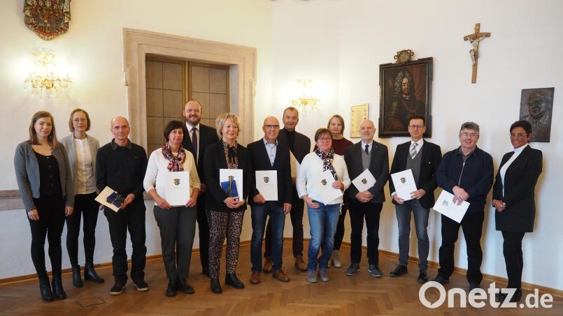 Bei einer Feierstunde in der Schlosskapelle zeichnet Landrat Andreas Meier Mitarbeiter für ihre langjährige Treue aus. Einige wurden auch in den Ruhestand verabschiedet. Bild: krb