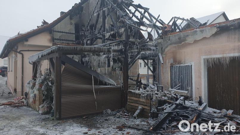 Ein Brand in Högling sorgte in der Nacht zum Montag für einen Großeinsatz der Feuerwehren. Das Haus ist unbewohnbar. Bild: Hösamer