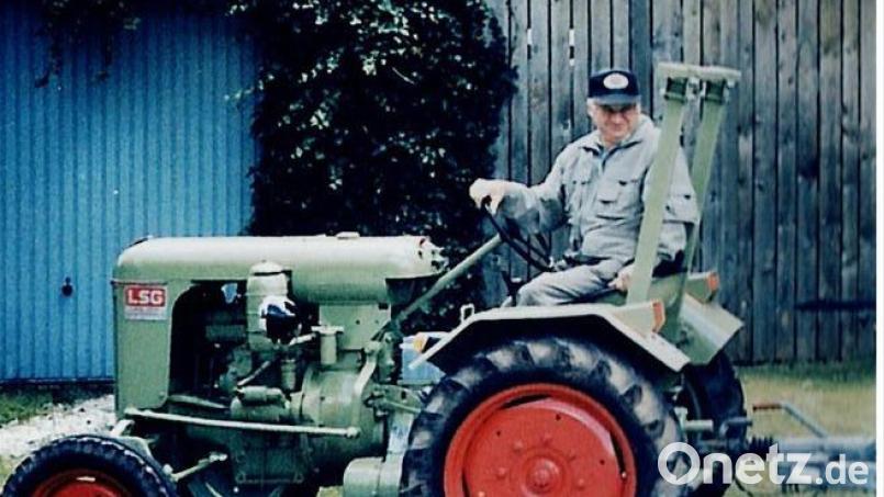 Sepp Lang auf einem seiner geliebten Bulldogs, alle selbst restauriert. Bild: Privatarchiv Lang