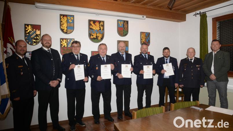Kreisbrandrat Marco Saller, Landrat Andreas Meier (von links) sowie Bürgermeister Rainer Rewitzer und Kreisbrandrat Martin Weig (von rechts) ehren die langjährigen aktiven Feuerwehrmänner Max Zehent, Josef Preßl, Andreas Puff, Reinhold Brey und Jürgen Krämer (von links). Bild: bey