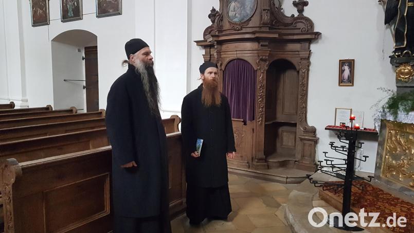 Die beiden Mönche aus dem Weserbergland waren von der Akustik in der Wieskirche so begeistert, dass sie einfach singen mussten. Zufällig anwesende Kirchenbesucher waren fasziniert. Bild: gi