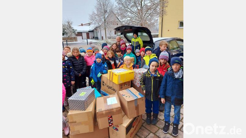 Indirekt können die Spender die Empfänger der Geschenkpakete mit gezielten Hinweisen selbst bestimmen. In Speinshart war Hans Karl (Bildmitte) begeistert von der Spendenfreudigkeit der Schulfamilie. Bild: do