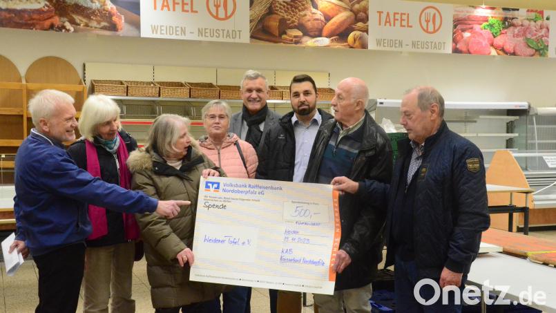 Die KAB-Nordoberpfalz spendet an die Tafel. Bild: Kunz