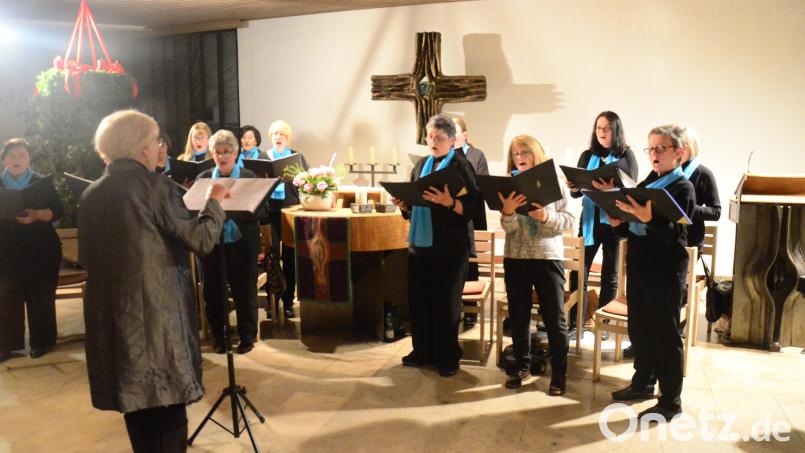 "CHORisma" singt im gut besuchten Gemeindezentrum Kreuz Christi Weihnachtslieder. Bild: Kunz