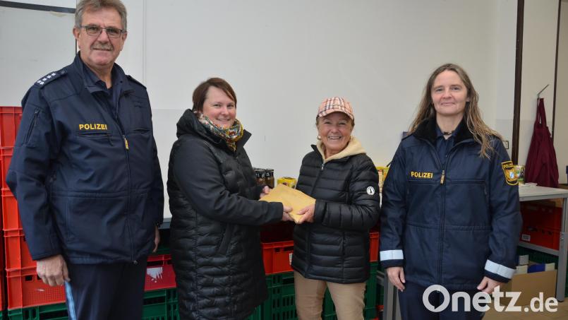 Erster Polizeihauptkommissar Martin Zehent, Polizeihauptkommissarin Sandra Hutterer (rechts) und Büroangestellte Martina Rauch (Zweite von links) überreichen den Erlös des Polizei-Fußballturniers an Tafelmitarbeiterin Antonia Gruber (Zweite von rechts). Bild: dob
