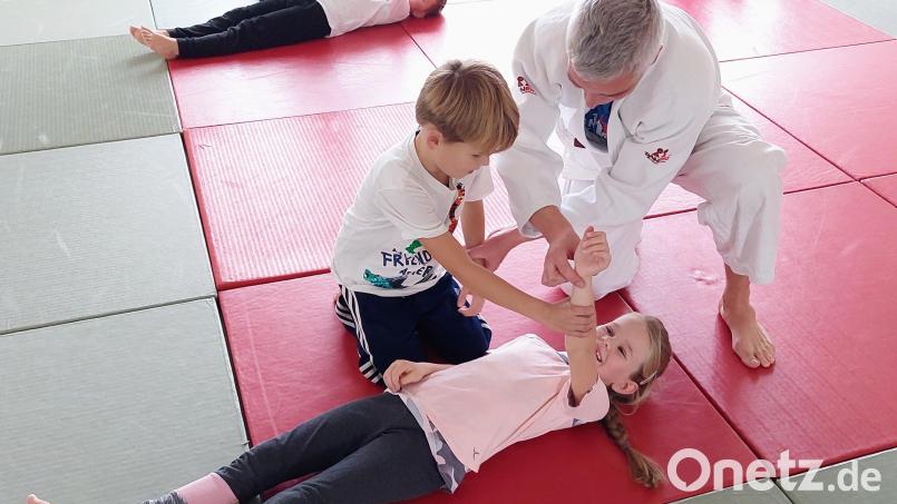 Beim Judo-Schnuppern dürfen die Kinder unter Anleitung von Arthur Hofmann einfache Griffe untereinander anwenden. Bild: fz