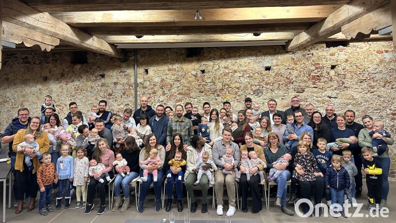Voll besetzt mit mit vielen Babys, Kindern und Eltern war der Zehentkasten der Burg Dagestein, wo Vilsecks Bürgermeister Hans-Martin Schertl das Begrüßungsgeld überreichen durfte. Bild: Stefanie Gradl