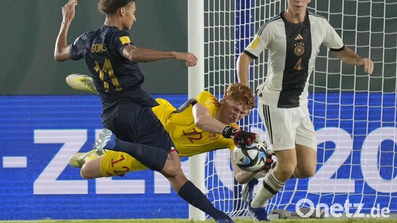 Konstantin Heide, Torhüter der deutschen U17, hält im WM-Finale den Ball vor Tidiam Gomis (links) aus Frankreich. Heide ist einer von sechs Spielern der U17-Nationalmannschaft, die den WM-Titel gewann. Bild: Achmad Ibrahim/dpa
