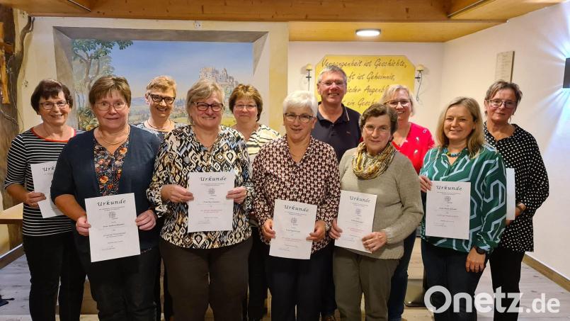 Der Frauenbund Parkstein hat treue Mitglieder: (von links:) Angela Hösl, Andrea Bäumler, Karin Zankl, Rosi Kastner, Elisabeth Heinl, Ingrid Senft, 1. Bürgermeister Reinhard Sollfrank, Rosa Spiegl, 1. Vorsitzende Cornelia Schreffl, Tanja Schraml, Elisabeth Dütsch. Bild: Cornelia Schreffl/exb