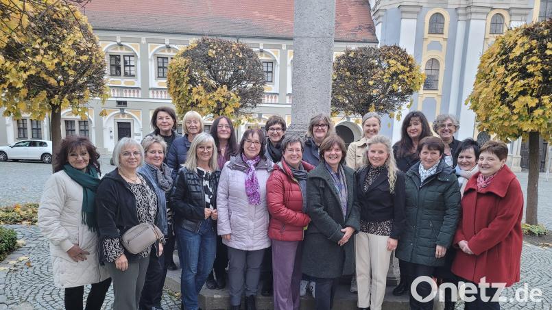 Ein &quot;Schulmädels-Klassentreffen&quot; hatten die Geburtsjahrgänge 1962/63 organisiert. Am Brunnen auf dem Basilikaplatz stellten sich die Teilnehmerinnen zum Erinnerungsbild. Bild: Martina Fleischer/exb
