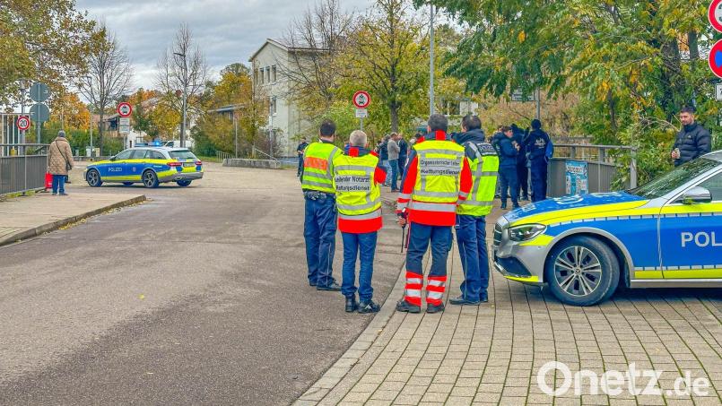 Bei einem Großeinsatz der Polizei an einer Schule in Offenburg ist ein Tatverdächtiger festgenommen worden. Bild: Christina Häußler/Einsatz-Report24/dpa