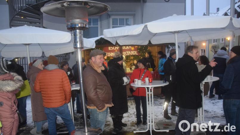 Zum Auftakt war das &quot;Weihnachtsstandl&quot; gut besucht. Bild: fz