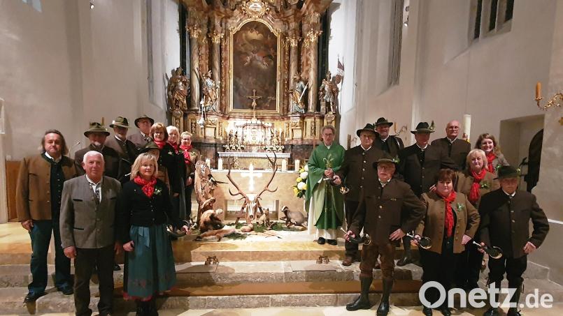 Die Jagdhornbläsern der Jägerkameradschaft Hahnbach gestalten Hubertusmesse und Hubertusfeier musikalisch. Bild: Christian Geilersdörfer