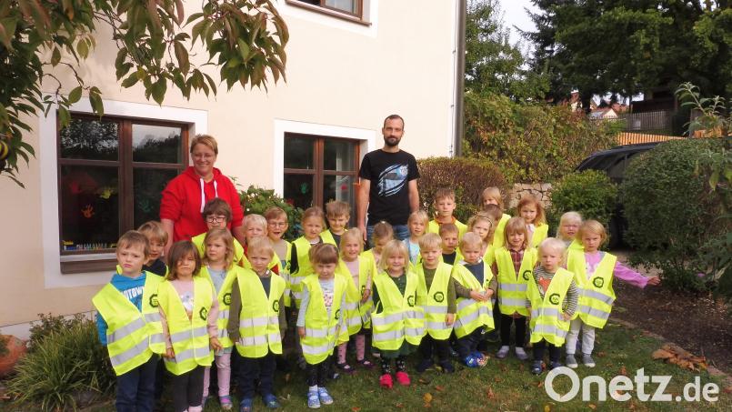 Der Tüv Süd überreicht Warnwesten für den Kindergarten in der Gemeinde Guteneck. Bild: Kindergarten Weidenthal/exb