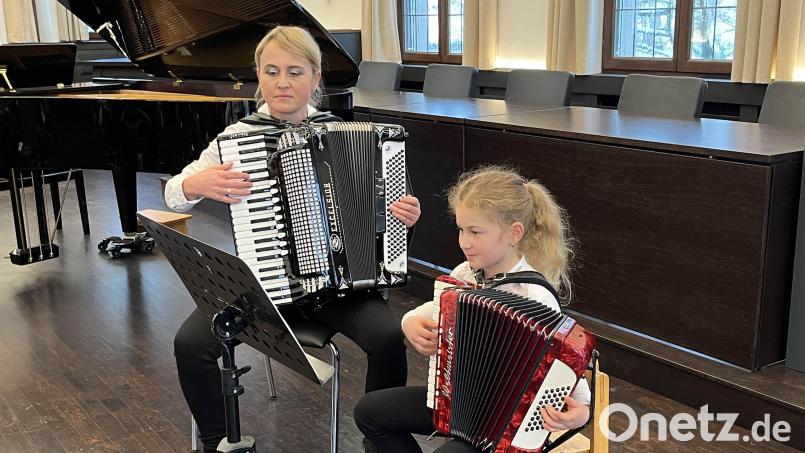 Katharina Stock, die zusammen mit ihrer Mutter Marianne Stock drei Szenen aus den Märchenbildern „Hänsel und Gretel“ auf dem Akkordeon spielte. Bild: zch