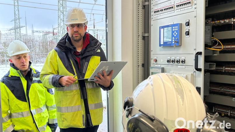 Jan Böhringer und Thilo Hoffmann im Umspannwerk Etzenricht. Bild: Bayernwerk Netz GmbH/Johanna Härtl