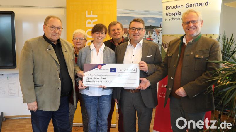 Ernst Schober (links) übergibt den Spendenscheck an die Johanniter. Bild: Pollingerexb