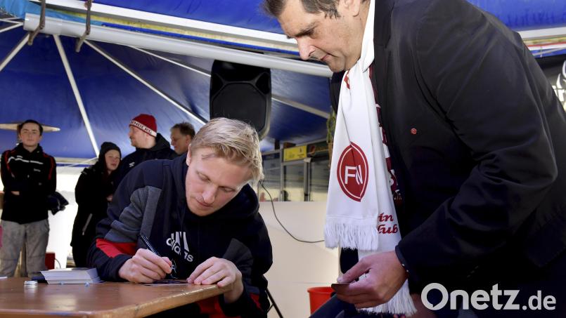 Auch der erste Vorsitzende der 1.FCN-Freunden Hirschau, Markus Hirschmann, nutze die Gelegenheit und schnappte sich ein Autogramm von Mats Möller Daehli. Bild: Hubert Ziegler