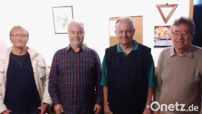 Die Kreis-Blitz-Einzelmeisterschaft fand kürzlich in Mitterteich statt. Im Bild (von links) Michael Mücke, Paul Trapp, Turniersieger Thoralf Kirschnek und Kreisspielleiter Karl-Johan Laustsen. Bild: Schachclub Mitterteich/exb