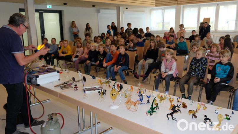Anschaulich erfahren die Kinder der Grundschule am Rauhen Kulm beim Besuch des Coburger Glasbläsers Jürgen Piller, wie aus Rohglas mit viel Geschick und Können kleine Kunstwerke entstehen. Bild: do